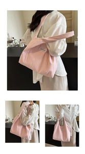 Detail der rosa Plissee-Stofftasche mit Kiss Yourself Etikett und weicher Textur