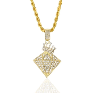 Pendentif doré en forme de losange avec couronne et strass clairs sur fond blanc