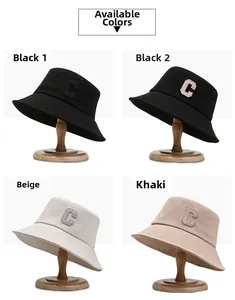 Détail de bobs en quatre couleurs avec broderie du logo C épaisse sur des supports