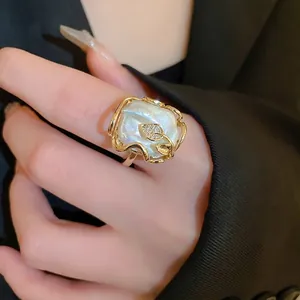 Bague en perles baroques avec feuilles dorées et zircons pour un style luxe français
