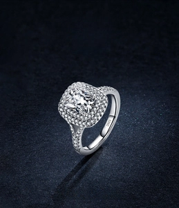 Dettaglio macro del marchio S925 su un anello di lusso in argento con diamanti rettangolari