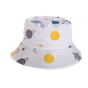 Dettaglio del cappello da pescatore con stampe spaziali e cuciture di alta qualità