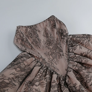 Detailansicht des floralen Spitzenmusters auf Netzstoff für ein elegantes Partykleid