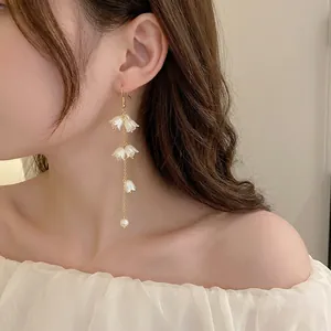 Boucles d'oreilles muguet élégantes avec fleurs en résine blanche et pendentifs en perles