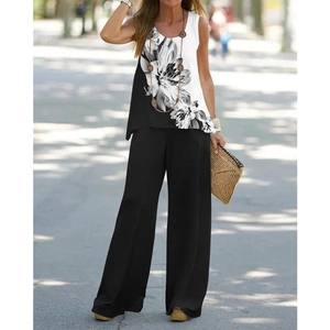 Détail du haut sans manches à fleurs et du pantalon noir à taille haute et jambe large