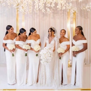 Eleganti abiti da damigella bianchi con spalle scoperte, spacco laterale e abito da sposa