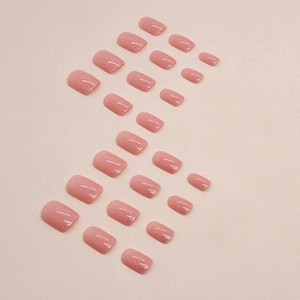 24 faux ongles courts rose pâte de haricot, forme carrée arrondie et fini brillant