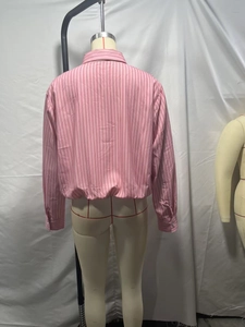 Dettaglio posteriore camicia rosa a righe con maniche lunghe e orlo elasticizzato