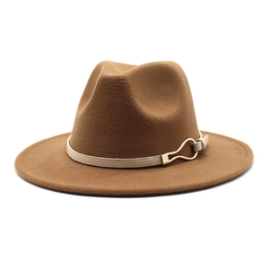 Détail du chapeau Fedora en laine marron avec ruban en cuir blanc et boucle dorée de luxe
