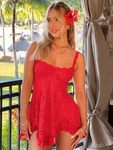 Détail du tissu en dentelle rouge et de l'ourlet irrégulier sur une robe d'été sexy