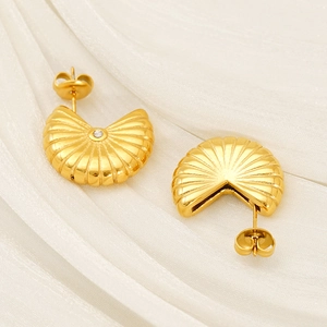 Détails de boucles d'oreilles dorées en forme d'éventail avec diamants sur soie