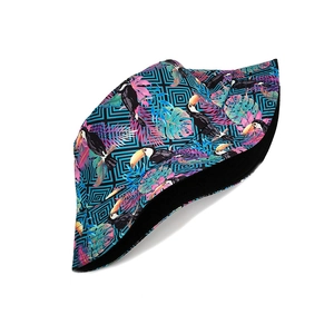 Cappello a secchiello reversibile con stampa tucano tropicale e fodera nera per il sole