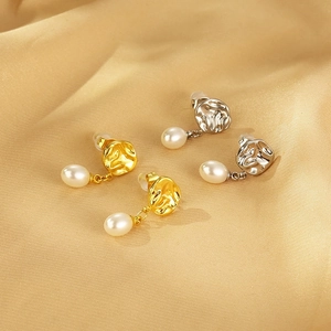 Boucles d'oreilles lave irrégulières avec perles en or et argent sur fond de soie
