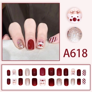 Faux ongles de Noël cerf en bordeaux et paillettes dorées avec rayures sucrées