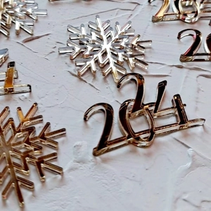 Close-up of gold mirror acrylic snowflake and 2024 number laser cut cake toppers