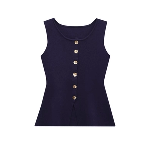 Détails du gilet en maille bleu marine avec boutons dorés élégants et col en U