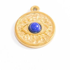 Detalle de colgante de ojo turco chapado en oro 18K con piedra azul y textura solar