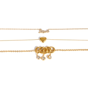 Détail de colliers dorés avec pendentif Love, cœur et zircons brillants de luxe