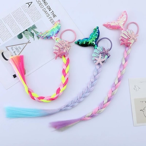 Trecce a coda di sirena per bambine con extension sfumate colorate e conchiglie