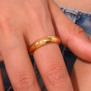 Anello bombato spesso in acciaio inossidabile placcato oro 18K indossato al dito