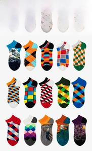 Détails de chaussettes en coton colorées avec motifs de peintures célèbres et géométriques