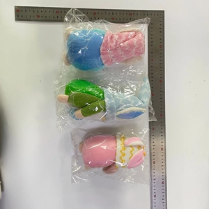 Tres gnomos de Pascua de peluche en bolsa con regla mostrando tamaño de 15-20cm