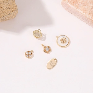 Goldenes Blumen- und Zirkonia-Anhänger-Set mit Good Luck-Tag für DIY-Schmuck