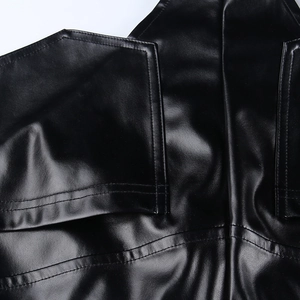 Nahaufnahme von schwarzen PU-Ledershorts mit verstärkten Nähten und Taschendetails