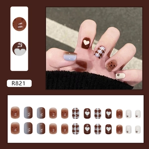 Faux ongles chocolat ours à cœur avec motifs à carreaux rétro et dégradés de bleu