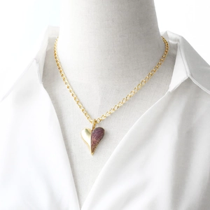 Collier avec pendentif cœur plaqué or 18k et zircons magenta sur une grosse chaîne maille