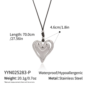 Détail du pendentif cœur argenté sur cordon noir montrant la taille et l'acier inoxydable