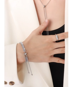 Dettaglio del bracciale argento regolabile con cristalli baguette su una modella