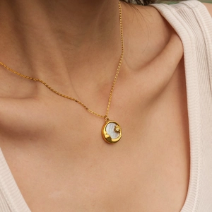 Elegante goldene Halskette mit Stern- und Mondanhänger aus Perlmutt für Damen