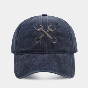 Cappellino da baseball in cotone lavato blu navy con ricamo vintage a forma di chiave