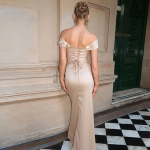 Elegante abito lungo in raso color champagne con raffinato intreccio sulla schiena
