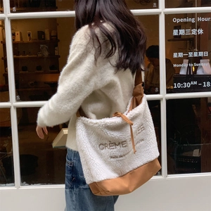 Détail du sac cabas en peluche avec broderie CRÈME et empiècement en polaire marron