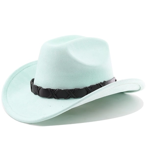 Détail du chapeau de cowboy en daim vert menthe avec sangle en cuir et couture en X