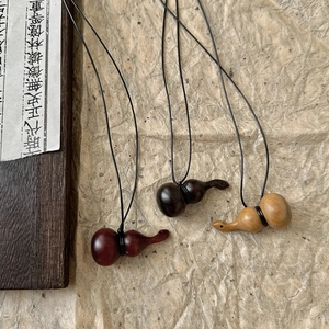 Trois colliers avec pendentifs gourde en bois de style zen minimaliste pour femmes