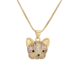 Nahaufnahme der vergoldeten Französische Bulldogge Kette mit lila und weißen Zirkonia