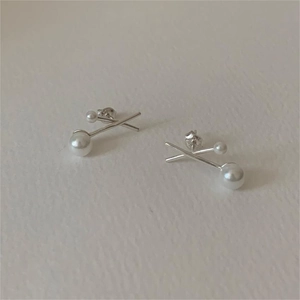 Minimalist 925 sterling silver crossover stud earrings with white double pearls
