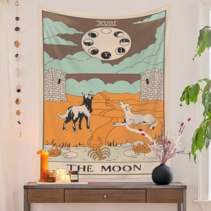 Detailansicht des Mond-Tarot-Wandteppichs XVIII mit mystischen Hunden und Türmen