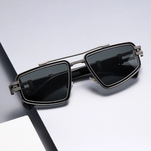 Detalle de gafas de sol steampunk de metal gunmetal con lentes negras polarizadas
