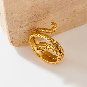 Bague serpent dorée en acier inoxydable avec écailles détaillées et yeux en pierre noire