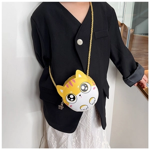 Fillette portant un sac bandoulière jaune en forme de chat avec chaîne dorée chic