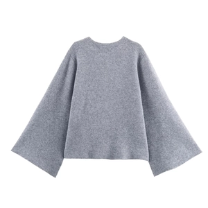 Pull en maille grise oversize avec manches cloche élégantes et col rond classique