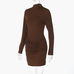 Vista frontale di un abito marrone a collo alto e maniche lunghe con dettagli arricciati e slim fit