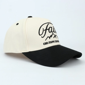 Détail de la broderie Faith can move mountains sur une casquette de baseball en coton bicolore