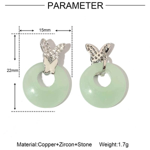 Detalle del colgante de mariposa con piedra verde y dimensiones de 22mm por 15mm
