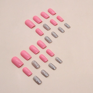 Kit de faux ongles rose doux et paillettes argentées avec finition brillante et tailles