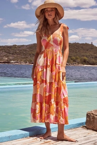 Détails de l'imprimé floral tropical et du buste froncé sur une robe longue